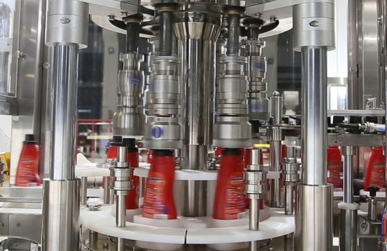 Três máquina tampando da garrafa automática do minuto 2000 BPH da estrutura das garras