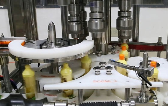 Máquina tampando do disparador da água de limpeza