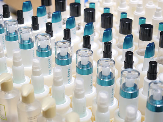Linha de produção tampando de enchimento cosmética para o enchimento do creme da água