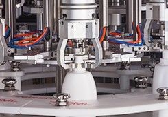 máquina tampando da garrafa plástica do alimento 5000W e da bebida