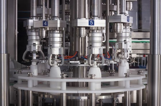 Garrafas do máximo 2500/horas das multi cabeças que enchem a máquina tampando