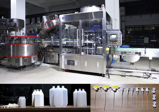 A mão que Sanitizing coagula o capsulador líquido da garrafa
