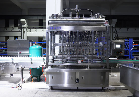 A mão que Sanitizing coagula o capsulador líquido da garrafa