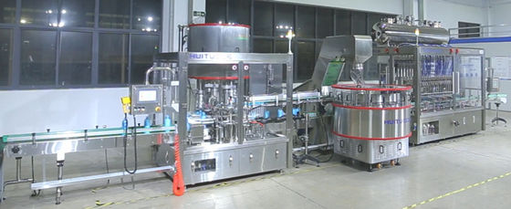 Enchimento do champô e máquina tampando