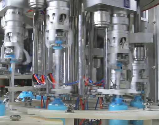 Enchimento do champô e máquina tampando