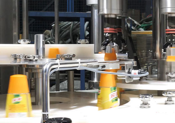 Um capsulador servo Machine da garrafa da comutação do clique