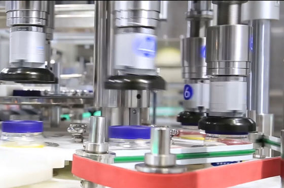 Enchimento do molho da salada da maionese e máquina tampando em volta de tampar do tampão