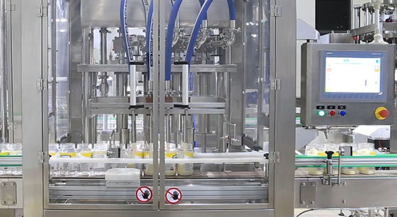 Enchimento do molho da salada da maionese e máquina tampando em volta de tampar do tampão