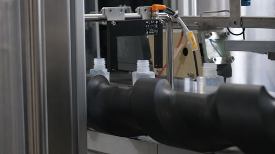 Tampa interna do tonalizador e tampa exterior todas em uma rotação de alta velocidade da imprensa da máquina