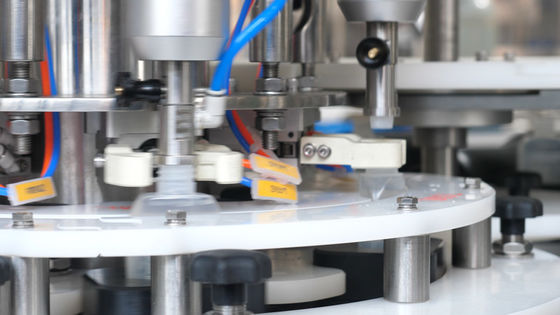 Tampa interna do tonalizador e tampa exterior todas em uma rotação de alta velocidade da imprensa da máquina